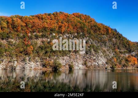 Paesaggio autunnale lungo il fiume Watauga vicino alla diga di Wilbur nella valle del fiume Watauga nel Tennessee, Stati Uniti. Foto Stock