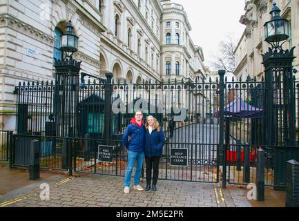 Turisti al di fuori di Downing Street, City of Westminster, Londra, Regno Unito, Europa Foto Stock