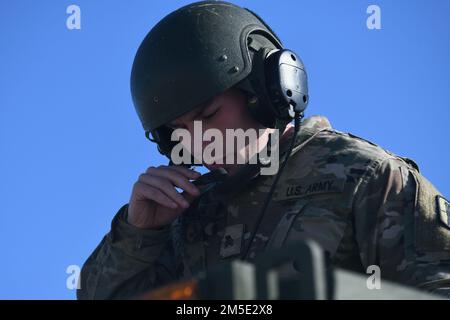 Un soldato del 182nd Field Artillery Regiment, Michigan National Guard, comunica via radio il 6 marzo. 2022, Selfridge Air National Guard base, Michigan. L'esecuzione di corsi di caricamento HIMAR garantisce che le risorse della Guardia Nazionale siano disponibili per eseguire la missione REACH globale della nazione. Foto Stock