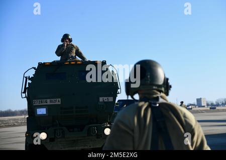 Un soldato del 182nd Field Artillery Regiment, Michigan National Guard, guida un M142 High Mobility Artillery Rocket System per il trasporto su un C-17 Globemaster III assegnato al 3rd Airlift Squadron, dover Air Force base, Delaware, marzo 6. 2022, presso la Selfridge Air National Guard base, Michigan. L'esecuzione di corsi di caricamento HIMAR garantisce che le risorse della Guardia Nazionale siano disponibili per eseguire la missione REACH globale della nazione. Foto Stock