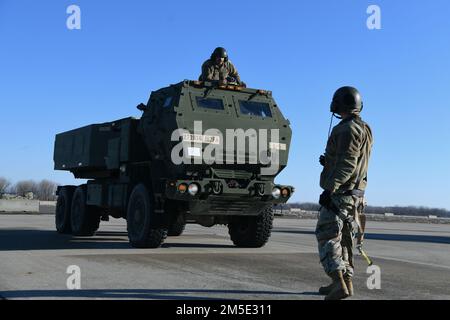 Un soldato del 182nd Field Artillery Regiment, Michigan National Guard, guida un M142 High Mobility Artillery Rocket System per il trasporto su un C-17 Globemaster III assegnato al 3rd Airlift Squadron, dover Air Force base, Delaware, marzo 6. 2022, presso la Selfridge Air National Guard base, Michigan. L'esecuzione di corsi di caricamento HIMAR garantisce che le risorse della Guardia Nazionale siano disponibili per eseguire la missione REACH globale della nazione. Foto Stock