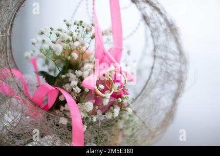 Due anelli di nozze in un cestino. Foto di alta qualità. Foto Stock