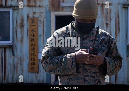 STATI UNITI Jeremey Samuel, una marina di sostegno agli incendi con 5th Air Naval Gunfire Liaison Company (ANGLICO), 31st Marine Expeditionary Unit (MEU), istituisce una radio per chiamare missioni di sostegno aereo a campo Takighara, Prefettura di Shizuoka, Giappone, 6 marzo 2022. La collaborazione tra Marines e JGSDF con le stesse specialità professionali militari semplifica la comunicazione, consentendo tempi di risposta più rapidi e l'esecuzione di obiettivi mission critical. Esercizio di difesa marittima la Brigata di implementazione rapida anfibia è un esercizio bilaterale destinato ad aumentare l'interoperabilità e gli Foto Stock
