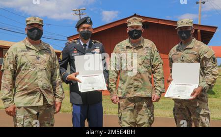 Guardia Nazionale dell'Esercito delle Hawaii (HIARNG) Brig. Il generale Stephen F. Logan, secondo da destra, comandante della Guardia Nazionale dell'esercito delle Hawaii, e il comando Sergente maggiore James R. Jimenez, a sinistra, il comando maggiore HIARNG, si trova accanto all'ufficiale non commissionato dell'anno Best Warrior Competition (BWC), Sgt. Fred M. Lino Jr., secondo da sinistra, Un riparatore di armi e artiglieria, assegnato a Echo Troop, Forward Support Company, 227th Brigade Engineer Battalion e BWC Soldier of the Year, SPC. Kevin T. Brown, a destra, uno specialista di comunicazione di massa assegnato al 117th Mobile Public Affairs distaccamento, Foto Stock