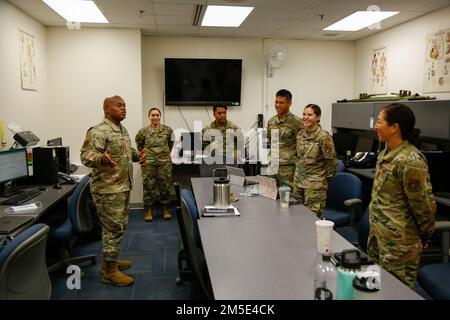 Consulente senior arruolato Tony L. Whitehead, a sinistra, consulente senior arruolato del capo, National Guard Bureau, parla con gli Airmen del 154th Medical Group, 154th Wing, Hawaii Air National Guard, sulla base congiunta Pearl Harbor-Hickam, Hawaii, 6 marzo 2022. Whitehead ha visitato l'esercito delle Hawaii e le unità della Guardia aerea in tutta l'isola di Oahu il 5-6 marzo per incontrare le truppe, rispondere alle domande, ricevere briefing sulle capacità della Guardia delle Hawaii e riconoscere i soldati selezionati e gli Airmen per i contributi eccezionali alle loro rispettive unità. Foto Stock