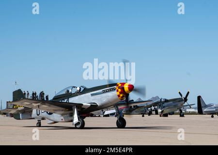 Un P-51 Mustang tassies sulla linea di volo in preparazione per la partecipazione al corso di addestramento di volo Heritage presso la base aerea di Davis-Monthan, Arizona, 6 marzo 2022. Questo evento annuale offre ai piloti civili di uccelli da guerra e agli attuali piloti dimostrativi dell'aeronautica militare l'opportunità di allenarsi insieme per prepararsi alla stagione di spettacoli aerei 2022. Foto Stock