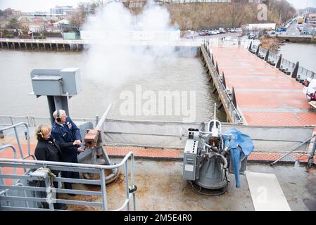 STATI UNITI Mark D. Camerer, USA Air Force Expeditionary Center Commander, a destra, spara una pistola cerimoniale accanto a Rosie Taravella, a sinistra, sul ponte della nave da guerra New Jersey durante una cerimonia per celebrare il mese della Croce Rossa. Il mese della Croce Rossa è stato celebrato per la prima volta nel 1943 dopo che il presidente Franklin D. Roosevelt è diventato il primo presidente ad emettere un annuncio che riconosce il significato del mese. Foto Stock