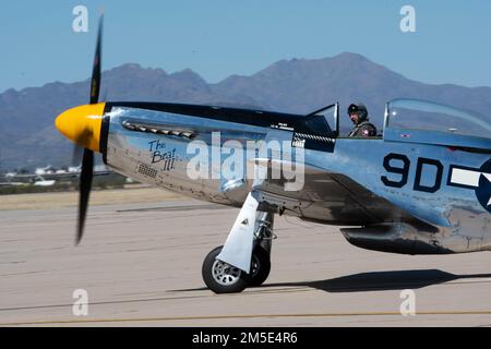 Un P-51 Mustang tassies sulla linea di volo in preparazione per la partecipazione al corso di addestramento di volo Heritage presso la base aerea di Davis-Monthan, Arizona, 6 marzo 2022. Questo evento annuale offre ai piloti civili di uccelli da guerra e agli attuali piloti dimostrativi dell'aeronautica militare l'opportunità di allenarsi insieme per prepararsi alla stagione di spettacoli aerei 2022. Foto Stock