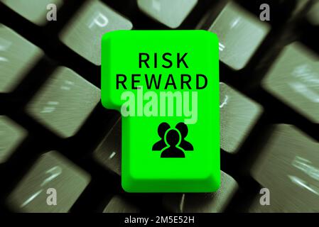 Cartello di testo che mostra il Risk Reward. Panoramica aziendale valutare il potenziale di profitto di una negoziazione in relazione alla sua perdita Foto Stock