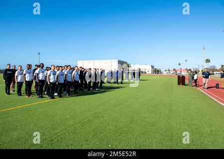 I membri del servizio statunitense si stanno formando durante la cerimonia di apertura del Torneo di Calcio maschile delle forze Armate presso la base aeronautica di MacDill, Florida, 6 marzo 2022. Ogni U.S.A. Il servizio del Dipartimento della Difesa è responsabile della formazione di una squadra composta da 18 dei loro migliori atleti. Al termine del campionato, i primi 21 atleti di tutti i servizi vengono scelti per rappresentare la squadra dell'All Service Armed Forces. Questi individui si muovono in avanti per rappresentare il Team U.S.A. al Conseil International du Sport Militaire Men’s World Championship contro squadre militari provenienti da nazioni di tutto il mondo. Foto Stock