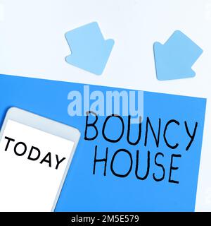 Firma scritta a mano Bouncy House. Word per il programma automatizzato che gira sull'intelligenza artificiale di Internet Foto Stock