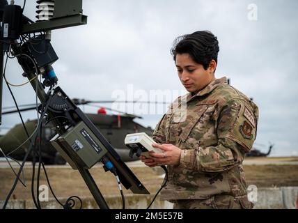 STATI UNITI Amber Cordova, agente meteo assegnato al 13th° Squadrone meteorologico di combattimento Expeditionary, raccoglie i dati meteo in Romania, 6 marzo 2022. 13th SWO ECWS, assegnati alla 435th Air Ground Operations Wing, si integrano con gli Stati Uniti Unità dell'esercito per fornire tempestivi aggiornamenti meteo a sostegno delle operazioni NATO e dei partner. Foto Stock