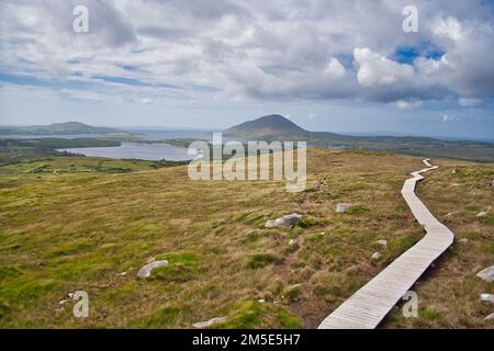 Una vista aerea del sentiero di montagna di Diamond Hill al Parco Nazionale di Connemara Foto Stock