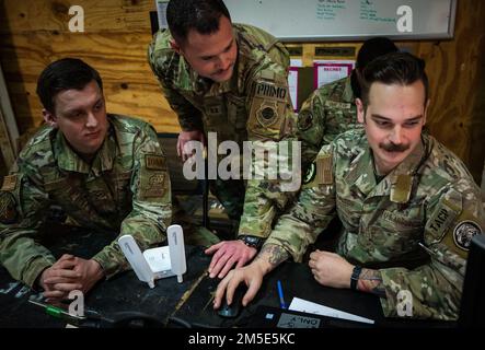 NEGLI STATI UNITI Air Force Tactical Air Control Party Team leader, del 4th Air Support Operations Group, collabora con Airmen, assegnato al 606th Air Control Squadron e al 1st Combat Communications Squadron, per sviluppare prodotti per il coordinamento e il controllo dello spazio aereo in Romania, 6 marzo 2022. 435th Air Ground Operations Wing gli operatori TACP e 1 CBCS Airmen si integrano con il personale ACS 606, assegnato alla 31st Fighter Wing, e gli alleati NATO per migliorare la consapevolezza dello spazio aereo e garantire la sicurezza delle operazioni aeree dell'Alleanza. Foto Stock