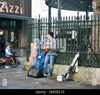 Un busker nel centro di Greenwich, Londra, Regno Unito, Europa Foto Stock