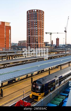 LEEDS, REGNO UNITO - 21 APRILE 2022. Vista aerea delle piattaforme deserte e dei treni passeggeri alla stazione ferroviaria di Leeds durante lo sciopero dei lavoratori ferroviari Foto Stock