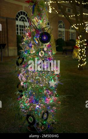 Kingsport, Tennessee, USA - 18 dicembre 2022: Albero di Natale decorato da aziende al Glenn Bruce Park nel centro di Kingsport. Foto Stock