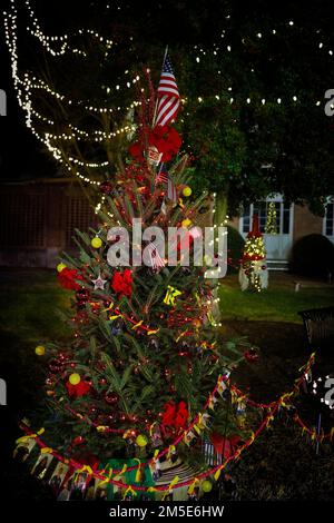 Kingsport, Tennessee, USA - 18 dicembre 2022: Alberi di Natale decorati da aziende al Glenn Bruce Park nel centro di Kingsport. Foto Stock