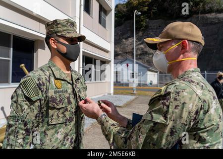 YOKOSUKA, Giappone (7 marzo 2022) Master-at-Arms Seaman Jason Barrera è meritoriamente avanzato al rango di piccolo ufficiale di terza classe dal Capt. Rich Jarrett, comandante ufficiale del comandante, attività flotta Yokosuka (CFAY) durante una cerimonia di frocking. Il Meritorious Advancement Program è progettato per consentire alle terne di comando di far avanzare i loro marinai più qualificati prima dei cicli di avanzamento semestrali in tutta la Marina. Per più di 75 anni, CFAY ha fornito, mantenuto e gestito strutture e servizi di base a sostegno delle forze navali della flotta statunitense 7th, tenant com Foto Stock