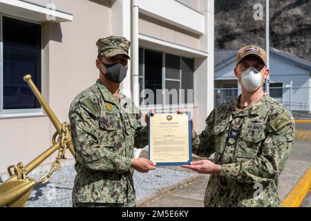 YOKOSUKA, Giappone (7 marzo 2022) Master-at-Arms Seaman Jason Barrera è meritoriamente avanzato al rango di piccolo ufficiale di terza classe dal Capt. Rich Jarrett, comandante ufficiale del comandante, attività flotta Yokosuka (CFAY) durante una cerimonia di frocking. Il Meritorious Advancement Program è progettato per consentire alle terne di comando di far avanzare i loro marinai più qualificati prima dei cicli di avanzamento semestrali in tutta la Marina. Per più di 75 anni, CFAY ha fornito, mantenuto e gestito strutture e servizi di base a sostegno delle forze navali della flotta statunitense 7th, tenant com Foto Stock