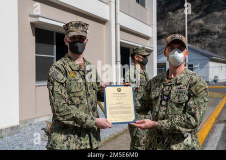 YOKOSUKA, Giappone (7 marzo 2022) Master-at-Arms 3rd Classe Michael Barnett è meritoriamente avanzato al rango di piccolo ufficiale di seconda classe dal Capt. Rich Jarrett, comandante ufficiale del comandante, attività flotta Yokosuka (CFAY) durante una cerimonia di frocking. Il Meritorious Advancement Program è progettato per consentire alle terne di comando di far avanzare i loro marinai più qualificati prima dei cicli di avanzamento semestrali in tutta la Marina. Per più di 75 anni, CFAY ha fornito, mantenuto e gestito strutture e servizi di base a sostegno delle forze navali della flotta statunitense 7th, tena Foto Stock