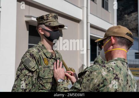 YOKOSUKA, Giappone (7 marzo 2022) Master-at-Arms 3rd Classe Michael Barnett è meritoriamente avanzato al rango di piccolo ufficiale di seconda classe dal Capt. Rich Jarrett, comandante ufficiale del comandante, attività flotta Yokosuka (CFAY) durante una cerimonia di frocking. Il Meritorious Advancement Program è progettato per consentire alle terne di comando di far avanzare i loro marinai più qualificati prima dei cicli di avanzamento semestrali in tutta la Marina. Per più di 75 anni, CFAY ha fornito, mantenuto e gestito strutture e servizi di base a sostegno delle forze navali della flotta statunitense 7th, tena Foto Stock