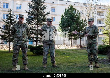 Il col. Geoffrey A. Norman, vicecomandante ufficiale – il supporto della Divisione fanteria 1st ha tenuto un discorso sui risultati ottenuti dalle major sergente a Poznan, Polonia, 7 marzo 2022. Robert S. Wilson, uscente 1st° divisione Fanteria Forward Sergeant Major, e David M. Pelham, uscente 1st° divisione Fanteria Forward Operations Sergeant Major, hanno ricevuto la Meritorious Service Medal, che è il terzo premio più prestigioso presentato dal Dipartimento della Difesa. Foto Stock