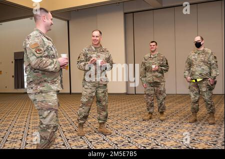 Il Colon. Matt Husemann, comandante dell'Ala del 436th Airlift, chiacchiera con il Team dover Airmen all'evento di Kickoff del 2022 Air Force Assistance Fund presso la base dell'aeronautica di dover, Delaware, 7 marzo 2022. L'AFAF sostiene i diritti attivi, la Guardia Nazionale aerea e gli Airmen di riserva ammissibili, così come i pensionati, i coniugi, i familiari immediati e i familiari sopravvissuti dei pensionati deceduti. Gli airmen che desiderano donare possono raggiungere fuori al loro ufficiale di programma di unità. Foto Stock