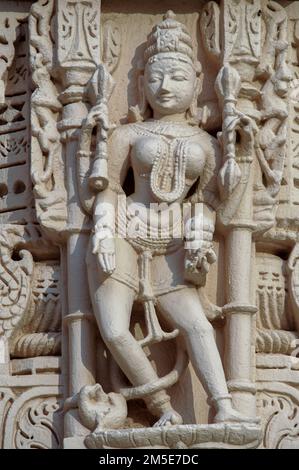 01 28 2010 pietre scolpite figure femminili su Shri Ajitnath Bhagwan Shwetambre Jain Derasar, Taranga Kheralu nel distretto di Mehsana, Gujarat, India Foto Stock