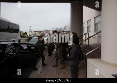 Yasunori Matsunaga, il comandante generale della Brigata 13th, presenta una moneta di sfida agli Stati Uniti Lance Lewis, l'ufficiale comandante della stazione aerea del corpo dei Marine Iwakuni, durante una visita a MCAS Iwakuni, Giappone, 7 marzo 2022. Matsunaga ha visitato MCAS Iwakuni con i membri del suo staff e altri comandanti della JGSDF per fare un tour della stazione aerea e discutere il suo impegno nei confronti dell'alleanza USA-Giappone. Ogni anno, MCAS Iwakuni collabora con i membri della Brigata 13th durante Exercise Active Shield, uno scenario di difesa di base su larga scala. Foto Stock