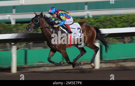 Gara 3, HAPPY FAT CAT (3), guidato da Jack Wong ho-nam, ha vinto la classe 5 su 1200m (tutti i circuiti meteo) a Sha Tin. 26OCT22 SCMP/Kenneth Chan. Foto Stock