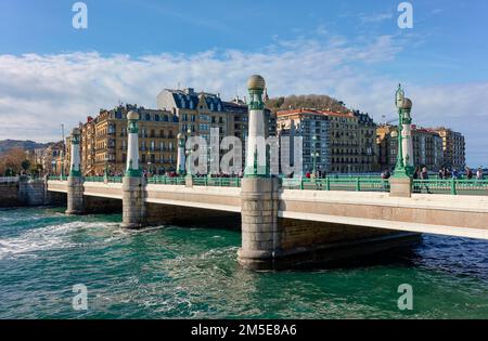 Il ponte Puente del Kursaal sul fiume Urumea, con Boulevard sullo sfondo. San Sebastian, Spagna. Foto Stock