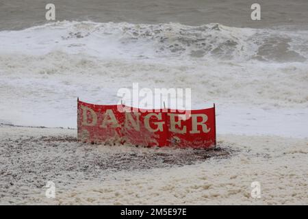 Brighton, Regno Unito. 28th Dec, 2022. Le onde si schiantano sulla spiaggia di Brighton mentre i venti e la pioggia continuano a battere la costa meridionale. Credit: James Boardman/Alamy Live News Foto Stock