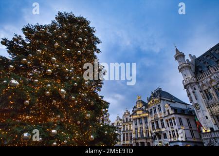 Albero di Natale nella Grand Place di Bruxelles Foto Stock