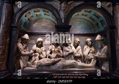 Gruppo di statue con Cristo morto all'interno di San Gudula e St Michael a Bruxelles Foto Stock