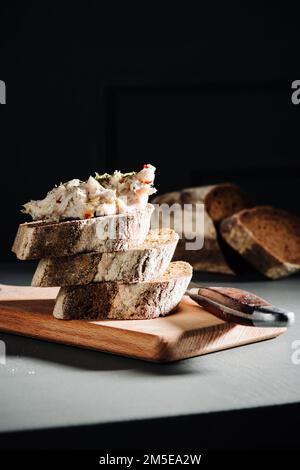 Pane di segale con strutto, aglio e pepe. Antipasto di cucina Ucraina. Foto Stock