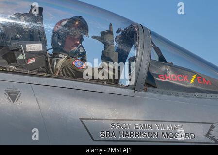 STATI UNITI Tyler “Rhino” Jennings, un pilota della F-15E Strike Eagle assegnato al 389th Fighter Squadron, Mountain Home Air Force base, Idaho, taxi per il decollo come parte della Red Flag-Nellis 22-2 sulla base dell'aeronautica di Nellis, Nevada, 7 marzo 2022. Red Flag offre un allenamento realistico in grado di salvare vite umane aumentando al contempo l'efficacia del combattimento in una vasta gamma di scenari. Foto Stock