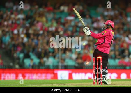 28th dicembre 2022; Sydney Cricket Ground, Sydney, NSW, Australia: Big Bash T20 League, Sydney Sixers contro Melbourne Renegades; James vince di Sydney Sixers è inchinato da Will Sutherland di Melbourne Renegades per 26 corse Foto Stock