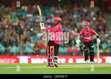 28th dicembre 2022; Sydney Cricket Ground, Sydney, NSW, Australia: Big Bash T20 League, Sydney Sixers contro Melbourne Renegades; James vince di Sydney Sixers è inchinato da Will Sutherland di Melbourne Renegades per 26 corse Foto Stock