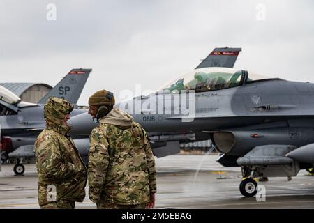 Due Stati Uniti Air Force F-16 Fighting Falcon i manutentori di aerei della squadra di combattimento 480th Expeditionary Fighter Squadron presso la base aerea di Spangdahlem, Germania, si preparano a ricevere due jet di ritorno dal volo alla base aerea 86th, Romania, 7 marzo 2022. Aerei e equipaggi lavoreranno a stretto contatto con gli alleati nella regione del Mar Nero per rafforzare la sicurezza regionale durante le attuali tensioni all'interno del teatro europeo. Foto Stock