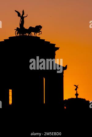 Una silhouette della statua di Nike, la Dea della Vittoria alla Terrazza quadrigas a Roma Foto Stock