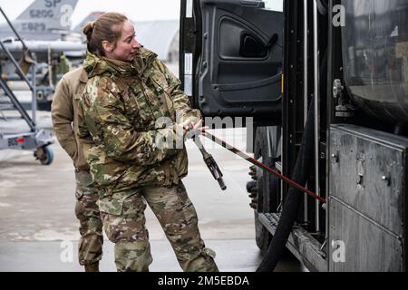 STATI UNITI Il personale dell'aeronautica Sgt. Lorina Hochstetler, dal volo del 480th Expeditionary Fighter Squadron petrolio, oli e lubrificanti, si prepara a rifornire un aereo da combattimento Falcon F-16 alla base aerea di Spangdahlem, Germania, presso la base aerea 86th, Romania, 7 marzo 2022. Il rafforzamento delle relazioni con gli alleati della NATO garantisce che le forze aeree alleate possano collaborare per promuovere la pace nel teatro europeo, promuovendo al contempo il sostegno e l'interoperabilità. Foto Stock