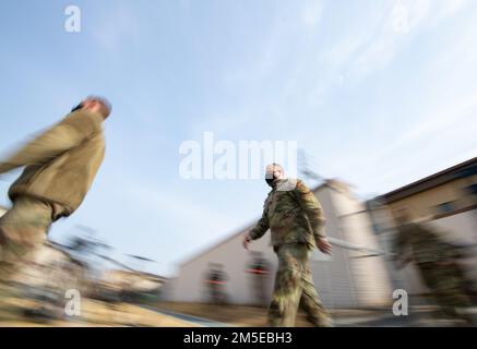 I militari assegnati allo Squadrone delle Comunicazioni 8th sono scortati in un luogo sicuro dal team della Rescue Task Force (RTF) durante un addestramento attivo simulato agli sparatutto presso la base aerea di Kunsan, Repubblica di Corea, 7 marzo 2022. L'RTF è composto da soccorritori dello Squadron delle forze di sicurezza 8th e dello Squadron dell'ingegnere civile 8th. Il 8th SFS e il 8th CES hanno Unito le forze per ottenere un accesso immediato alla scena e fornire una rapida estricazione alle vittime simulate. Foto Stock