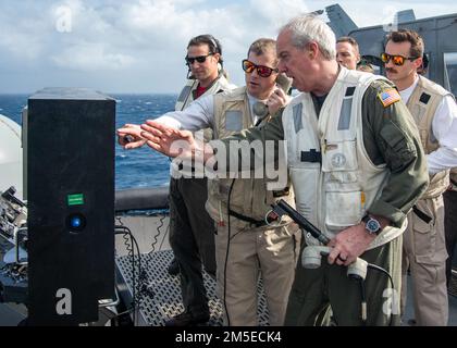 220307-N-UD000-1234 OCEANO ATLANTICO (7 marzo 2022) ADM posteriore John F. Meier, comandante, Naval Air Force Atlantic, a destra, dirige l'aeromobile come Landing Signal Officer a bordo di USS George H.W. Boccola (CVN 77), 7 marzo 2022. George H.W. Bush sta partecipando a un esercizio di Group Sail come parte di un allenamento di routine con il George H.W. Gruppo di riscontro supporto boccola (GHWBCSG). GHWBCSG è un sistema integrato di armi da combattimento che offre capacità di combattimento superiori per scoraggiare, e se necessario, sconfiggere gli avversari americani a sostegno della sicurezza nazionale. Il gruppo sciopero raggiunge la sua missione da proje Foto Stock