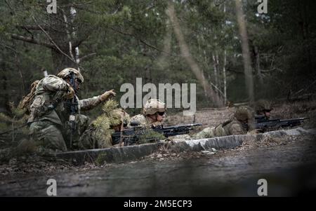 STATI UNITI I paracadutisti dell'esercito assegnati alla Brigata aerea 173rd partecipano alla formazione multinazionale durante lo Sciopero Saber 22 a Camp Adazi, Lettonia, 7 marzo 2022. Saber Strike è progettato per migliorare l'interoperabilità con i nostri alleati della NATO e rafforzare le relazioni regionali che abbiamo sviluppato. Saber Strike consente agli alleati della NATO di connettersi personalmente, professionalmente, tecnicamente e tatticamente per creare effetti sinergici e una forza di combattimento multi-nazionale più competente. Foto Stock