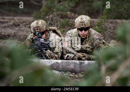 STATI UNITI I paracadutisti dell'esercito assegnati alla Brigata aerea 173rd partecipano alla formazione multinazionale durante lo Sciopero Saber 22 a Camp Adazi, Lettonia, 7 marzo 2022. Saber Strike è progettato per migliorare l'interoperabilità con i nostri alleati della NATO e rafforzare le relazioni regionali che abbiamo sviluppato. Saber Strike consente agli alleati della NATO di connettersi personalmente, professionalmente, tecnicamente e tatticamente per creare effetti sinergici e una forza di combattimento multi-nazionale più competente. Foto Stock