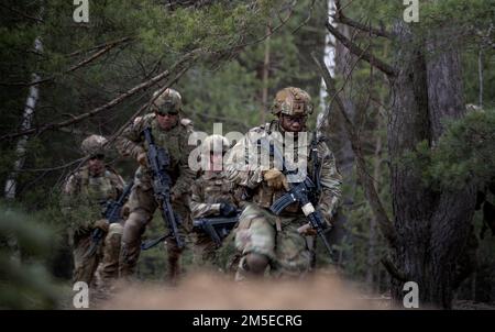 STATI UNITI I paracadutisti dell'esercito assegnati alla Brigata aerea 173rd partecipano alla formazione multinazionale durante lo Sciopero Saber 22 a Camp Adazi, Lettonia, 7 marzo 2022. Saber Strike è progettato per migliorare l'interoperabilità con i nostri alleati della NATO e rafforzare le relazioni regionali che abbiamo sviluppato. Saber Strike consente agli alleati della NATO di connettersi personalmente, professionalmente, tecnicamente e tatticamente per creare effetti sinergici e una forza di combattimento multi-nazionale più competente. Foto Stock