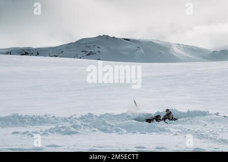 STATI UNITI Marines with Weapons Company, 3rd battaglione, 6th reggimento marino, 2nd divisione marina, fuoco alto esplosivo 81mm mortai prima di esercitare la risposta fredda 22 a Setermoen, Norvegia, 8 marzo 2022. Esercizio Cold Response 22 è un esercizio biennale di preparazione nazionale e difesa che si svolge in tutta la Norvegia, con la partecipazione di ciascuno dei suoi servizi militari, tra cui 26 nazioni alleate della NATO (North Atlantic Treaty Organization) e partner regionali. Foto Stock