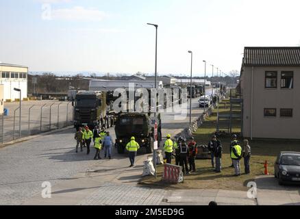 Il 7 marzo 2022, presso la Coleman Barracks, in Germania, vengono lanciati i sistemi di trasporto pesante (HETS) della Bundeswehr, che trasportano carri armati da battaglia americani M1 Abrams. La Bundeswehr collabora fianco a fianco con i partner americani per sostenere il programma azionario preposizionato dell'esercito, per assicurare i nostri alleati e scoraggiare l'aggressione russa. Foto Stock