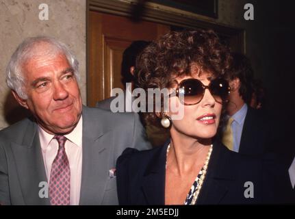 Joan Collins con il suo avvocato Marvin Mitchelson in tribunale il giorno del verdetto contro l'ex marito Peter Holm. Holm era limitata al 20% del patrimonio di Collins in base al loro patto premitarale iniziale. 25 luglio 1987 credito: Ralph Dominguez/MediaPunch Foto Stock